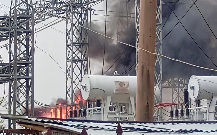 সাতক্ষীরায় পাওয়ার গ্রিড লাইনে আগুন, জেলা জুড়ে বিদ্যুৎ সরবরাহ বন্ধ
